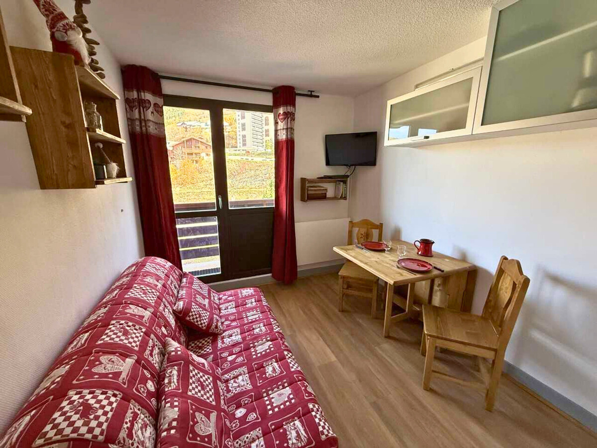 Studio 17m² aux Menuires, balcon Est, casier à skis - Photo 2