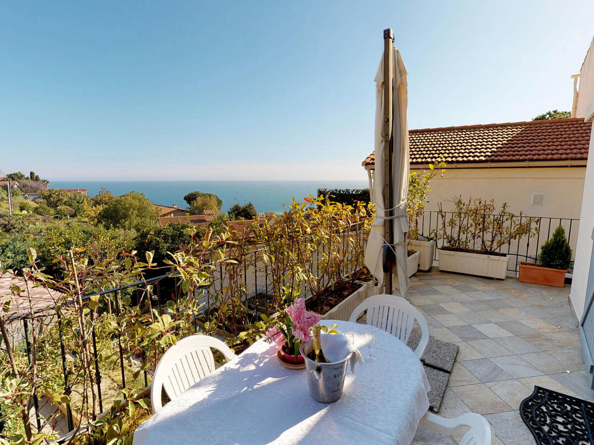 Studio rénové avec terrasse vue mer à Menton - Photo 1