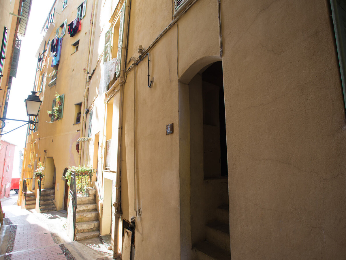 2P vue mer avec terrasse en vieille ville de Menton - Photo 15