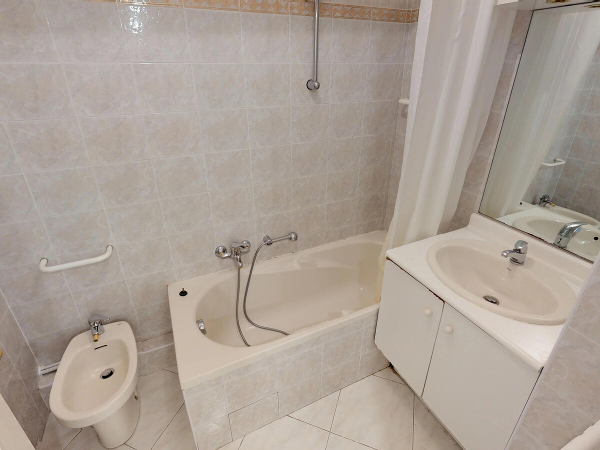 Grand 2P climatisé, terrasse 12m², parking à Menton - Photo 7