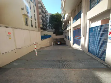 Studio centre-ville avec terrasse, climatisation et parking : photo 15