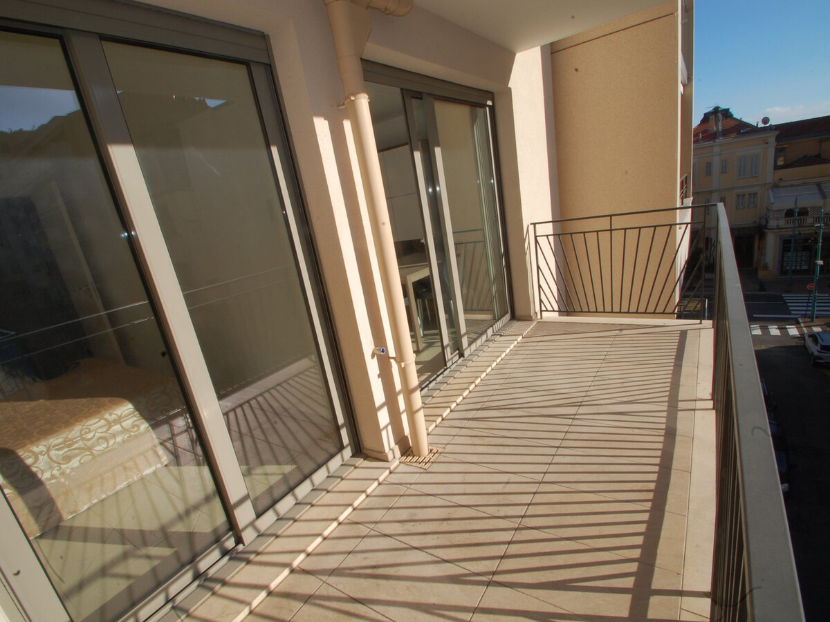 2P moderne climatisé, terrasse et parking, centre Menton - Photo 9