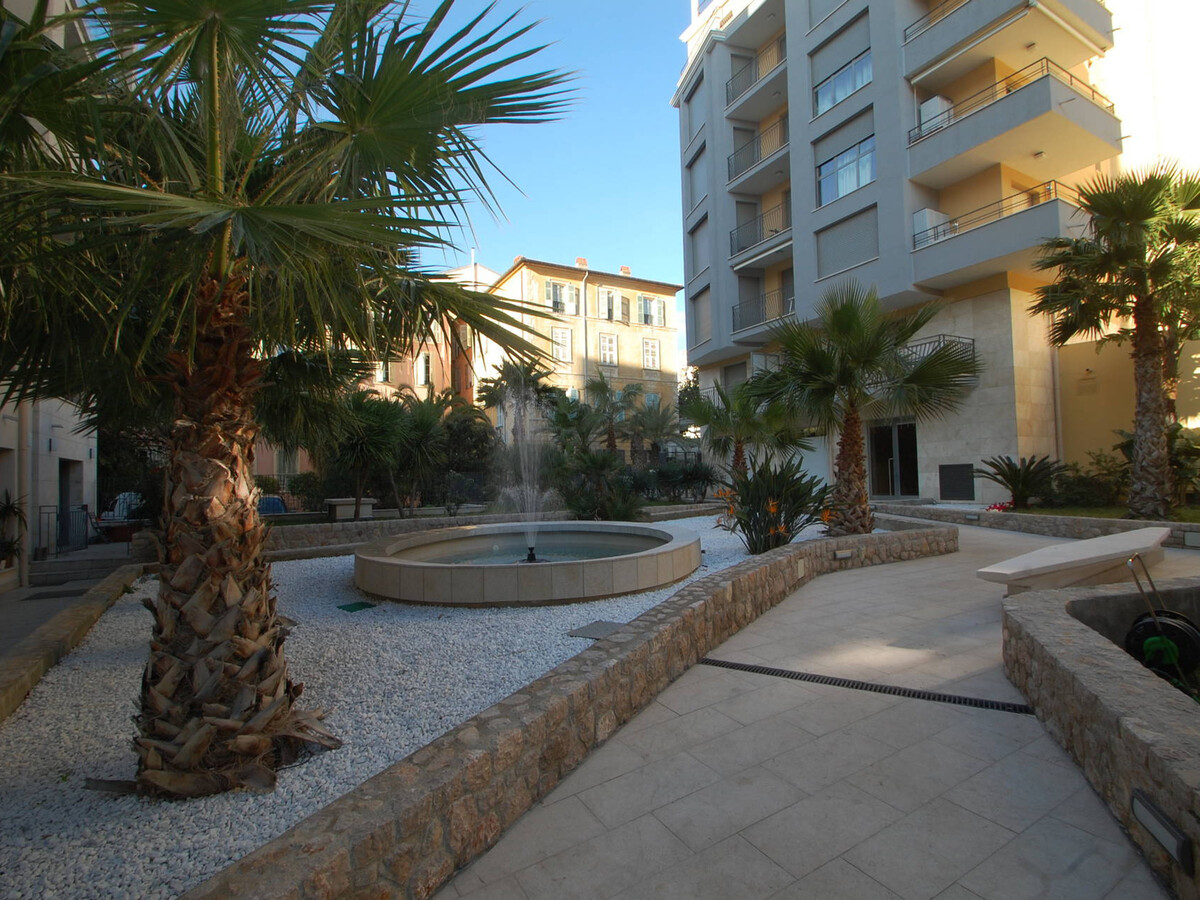 2P moderne climatisé, terrasse et parking, centre Menton - Photo 13