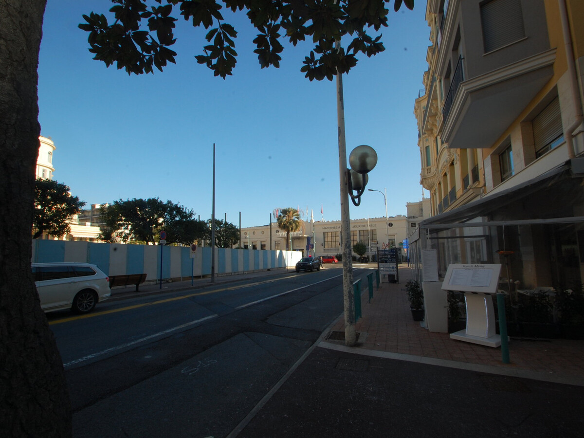 2P moderne climatisé, terrasse et parking, centre Menton - Photo 15