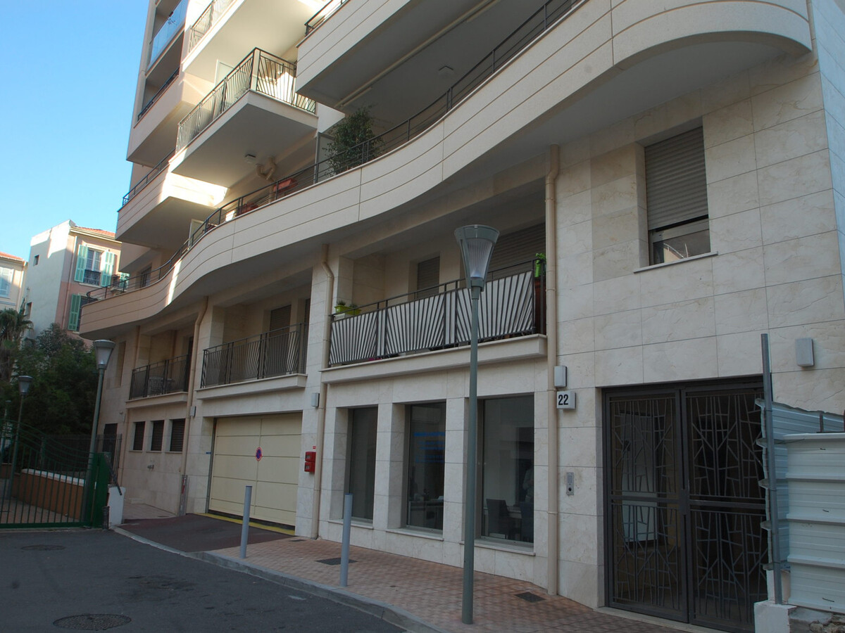2P moderne climatisé, terrasse et parking, centre Menton - Photo 16