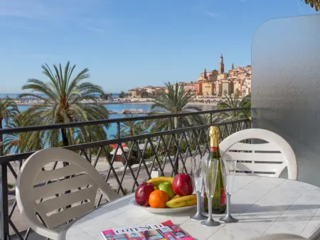 Location appartement à Menton, Studio climatisé à Menton, face mer