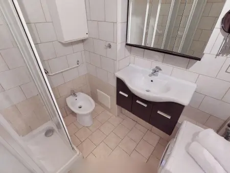 Studio rénové 30m² avec alcôve à Menton : photo 8