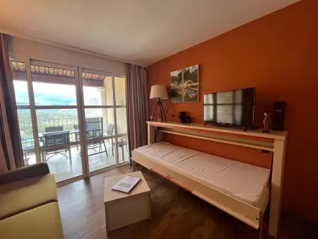 Duplex 6 pers. à Saint-Raphaël, terrasse, solarium et parking : photo 2