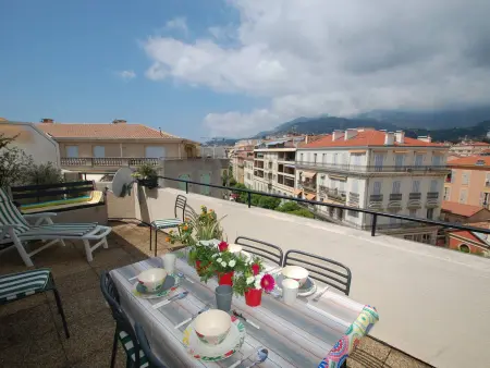 Appartement 2P centre-ville Menton, terrasse et parking : photo 2