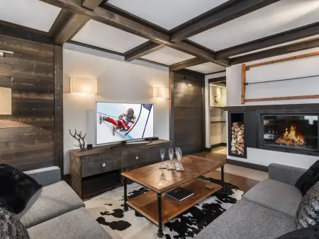 Chic appartement central avec cheminée et parking à Courchevel : photo 2