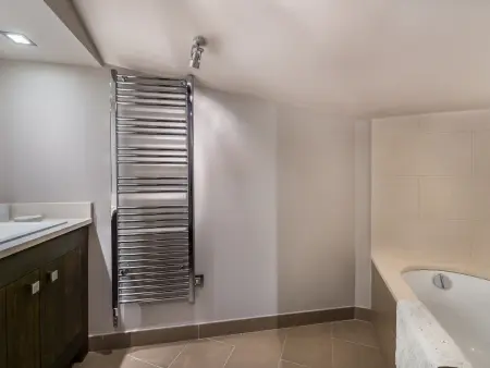 Chic appartement central avec cheminée et parking à Courchevel : photo 13