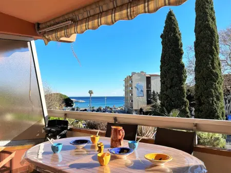 Location appartement à Le Lavandou, Studio climatisé avec terrasse et parking près de la plage
