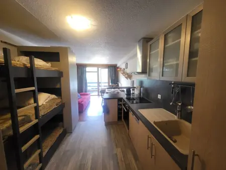 Location appartement à Montgenèvre, Studio ensoleillé avec balcon au centre de Montgenèvre, proche commodités et pistes