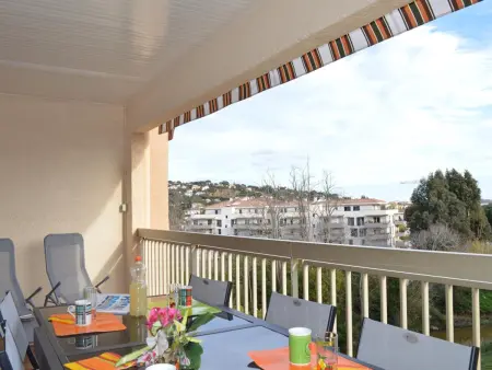 Location appartement à Sainte Maxime, Appartement à Sainte-Maxime: 3 Pièces, Terrasse, Piscine, Clim, Proche Plage