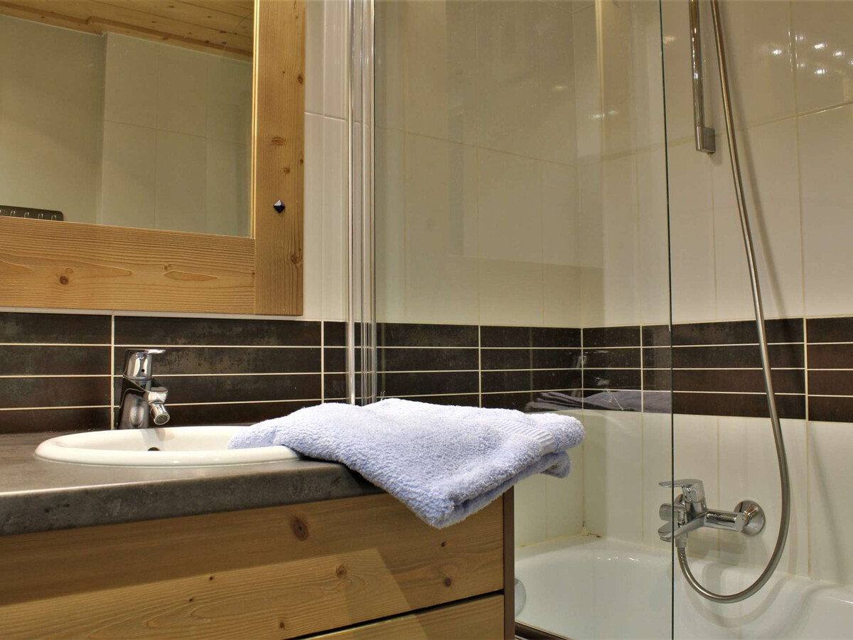 Appartement 2 pièces balcon, piscine et sauna aux pieds des pistes - Photo 16