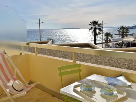 Location appartement à Le Lavandou, Studio bord de plage avec 4 couchages, parking et tennis