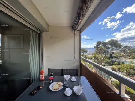 Location appartement à Saint Raphaël, Studio cabine à St-Raphaël avec terrasse et parking, à 100m de la plage