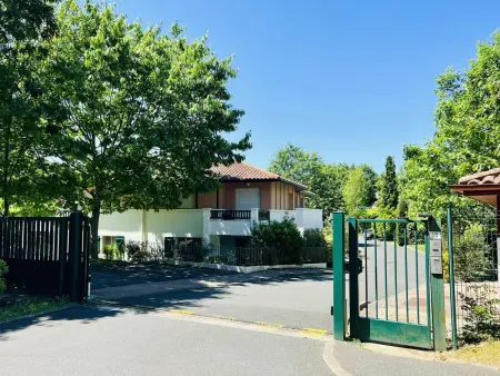 Location appartement à Cambo les Bains, Appartement T2 à Cambo, avec piscine et parking, proche thermes