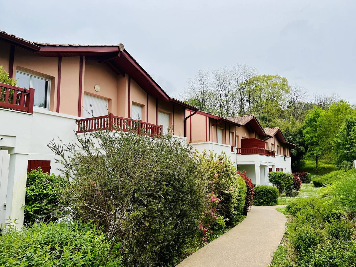 F2 avec piscine et parking à Cambo-les-Bains - Photo 1