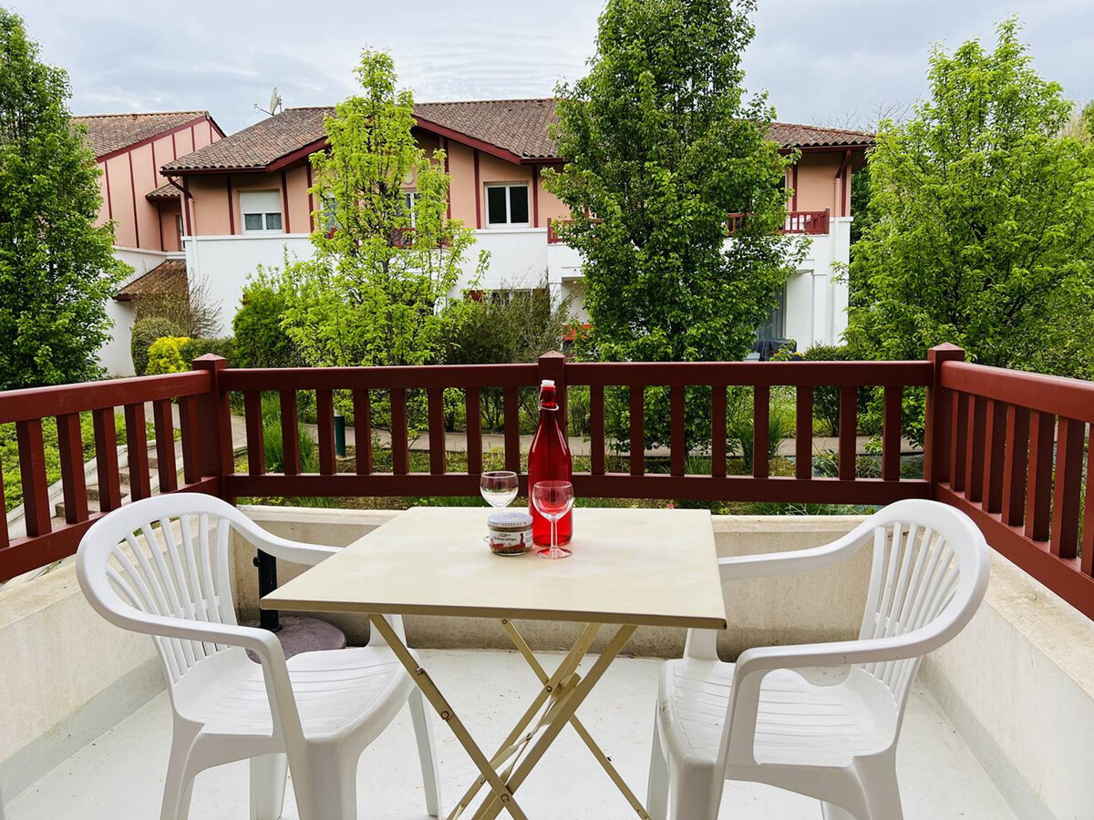 F2 avec piscine et parking à Cambo-les-Bains - Photo 10