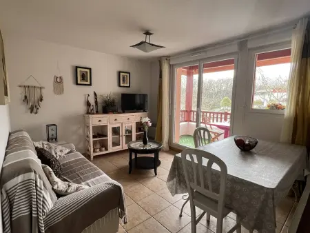 Location appartement à Cambo les Bains, Cambo-les-Bains : T2 avec terrasse sud, piscine collective