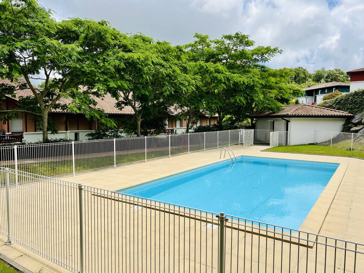 T2 Cambo-les-Bains : terrasse, piscine et parking - Photo 15