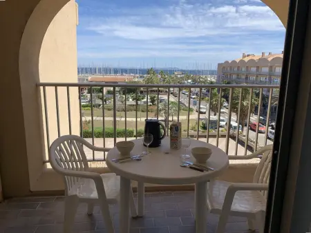 Location appartement à Hyères, Studio rénové avec loggia, WIFI et parking privé à Hyères Port