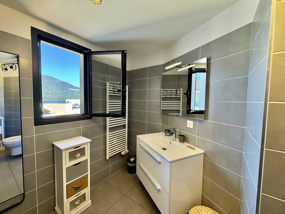 Appartement front de mer Propriano, parking & terrasse - Photo 12