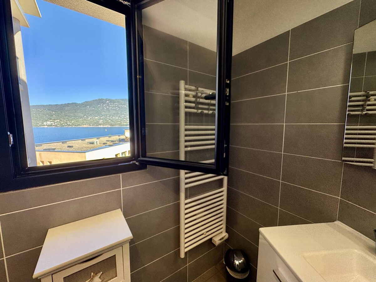 Appartement front de mer Propriano, parking & terrasse - Photo 13