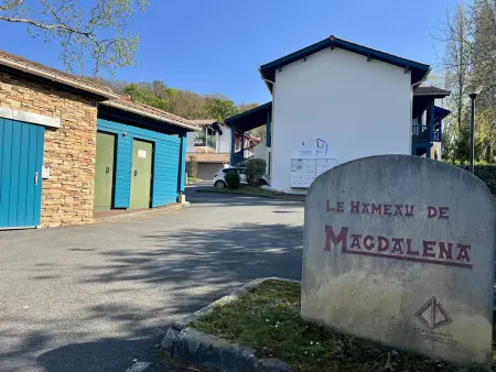 Location appartement à Cambo les Bains, Cambo-les-Bains : T2 Moderne avec Piscine En Saison et Parking