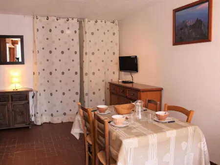 Location appartement à Vars, Studio Montagne 4 Pers, Balcon Sud, 100m des Pistes et 10m des Commerces à Vars Les Claux