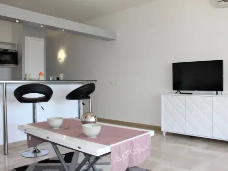 Appartement 2 pièces climatisé avec vue mer à Villeneuve-Loubet : photo 2