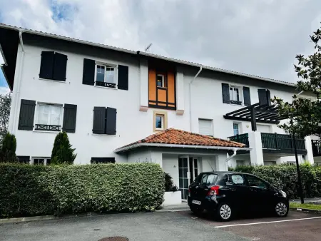 Location appartement à Cambo les Bains, Confortable T2 à Cambo-Les-Bains avec Terrasse et Parking