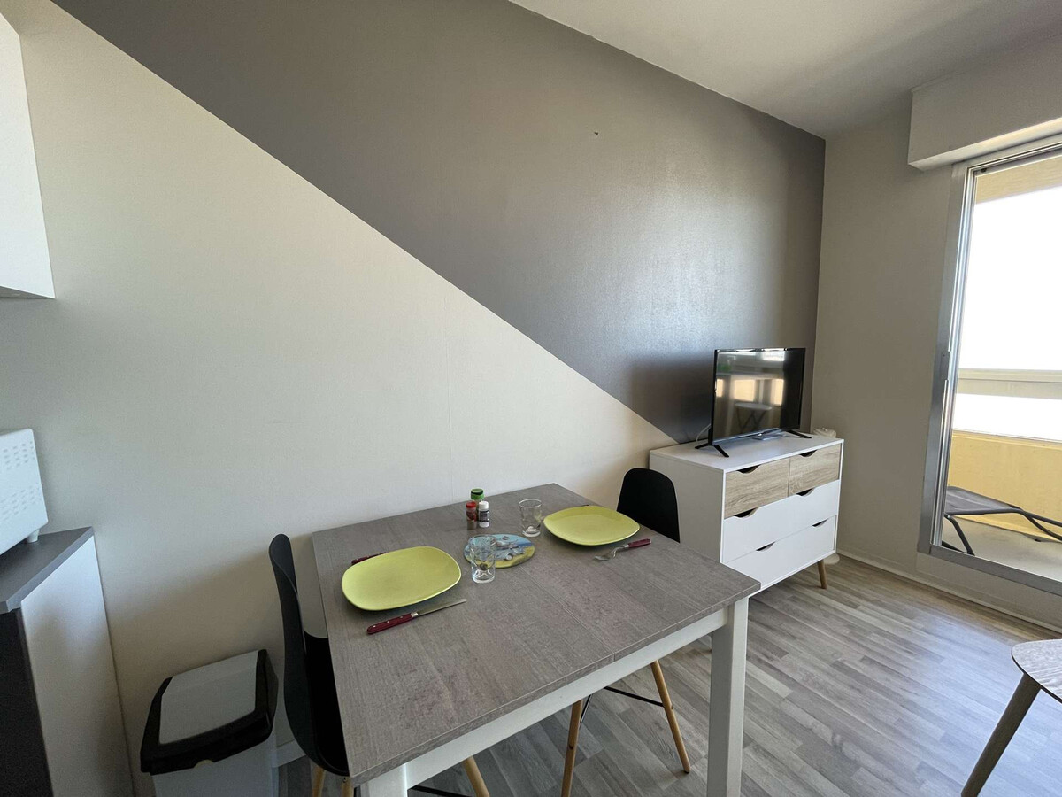 Studio rénové vue mer, 6e étage, balcon loggia - Photo 5