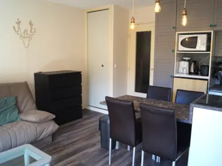 Location appartement à Enchastrayes, Studio rénové au pied des pistes avec terrasse