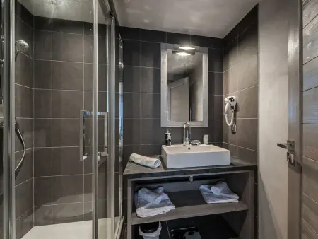 Appartement spacieux contemporain à Courchevel avec parking et wifi : photo 9