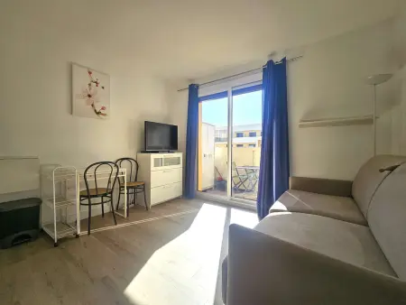Location appartement à Balaruc les Bains, Studio lumineux avec balcon exposé sud, tout équipé et classé 2 étoiles.