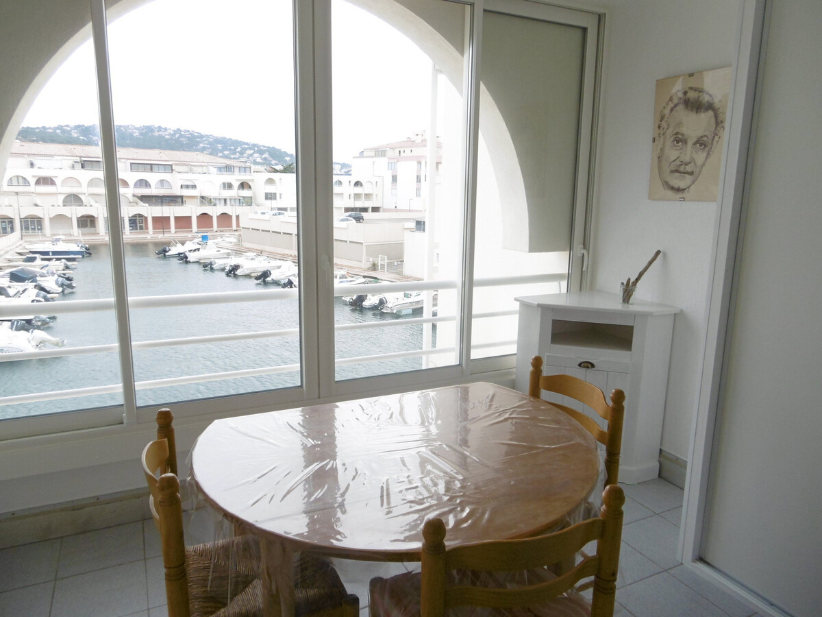 T2 cabine Sète, vue Marina et parking privé - Photo 7