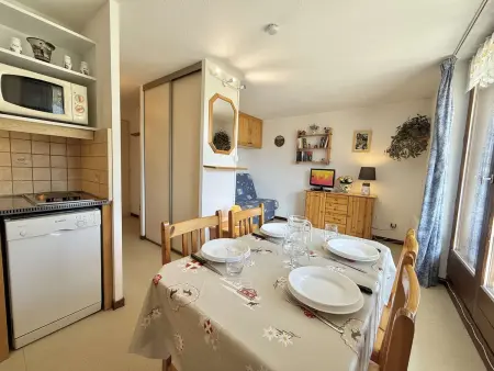 Location appartement à Praz sur Arly, Studio cabine à 700m de Praz-Sur-Arly, navettes gratuites, parking, wifi et ménage inclus