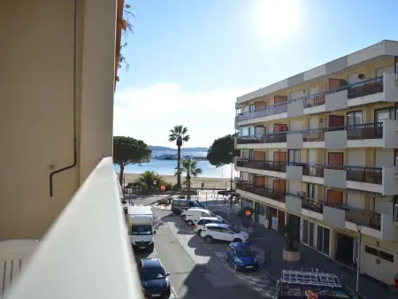 Location appartement à Sainte Maxime, Studio lumineux à 30m de la plage, balcon, clim, commerces à côté