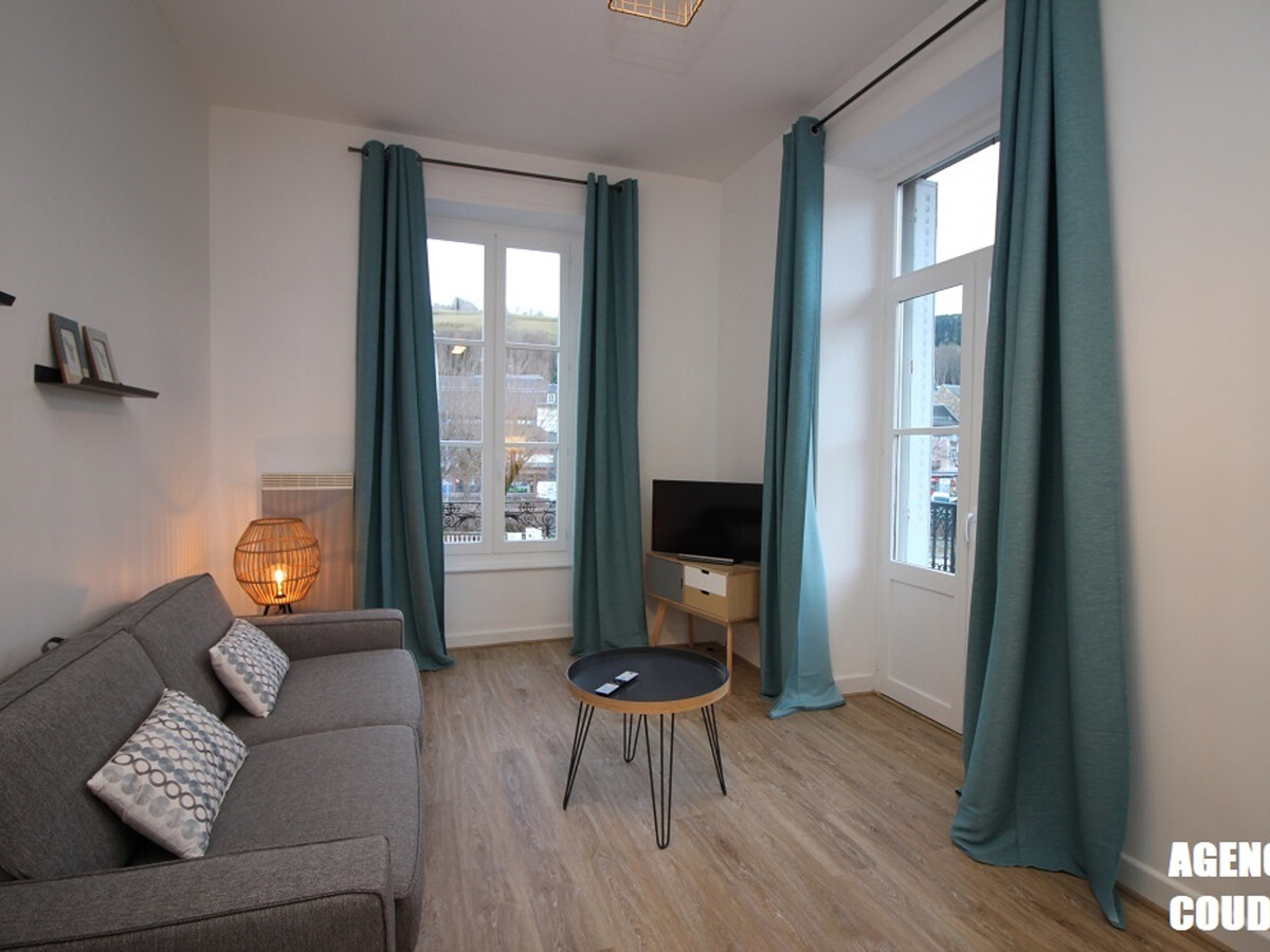 T2 rénové avec balcons à La Bourboule, près thermes - Photo 3