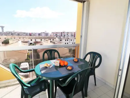 Location appartement à Le Grau du Roi, Studio cabine avec terrasse, à 550m de la plage et 100m des commerces, idéal 4 pers., animaux acceptés