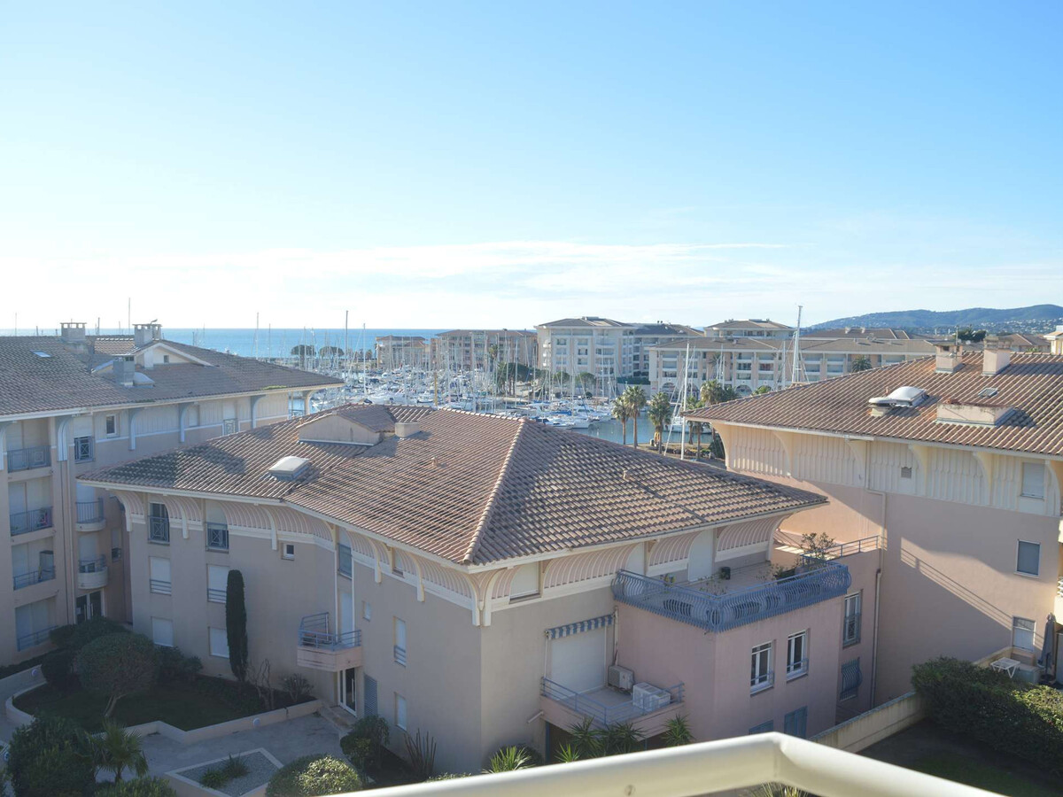 Appart 6e étage avec mezzanine, terrasse et vue port à Fréjus - Photo 2