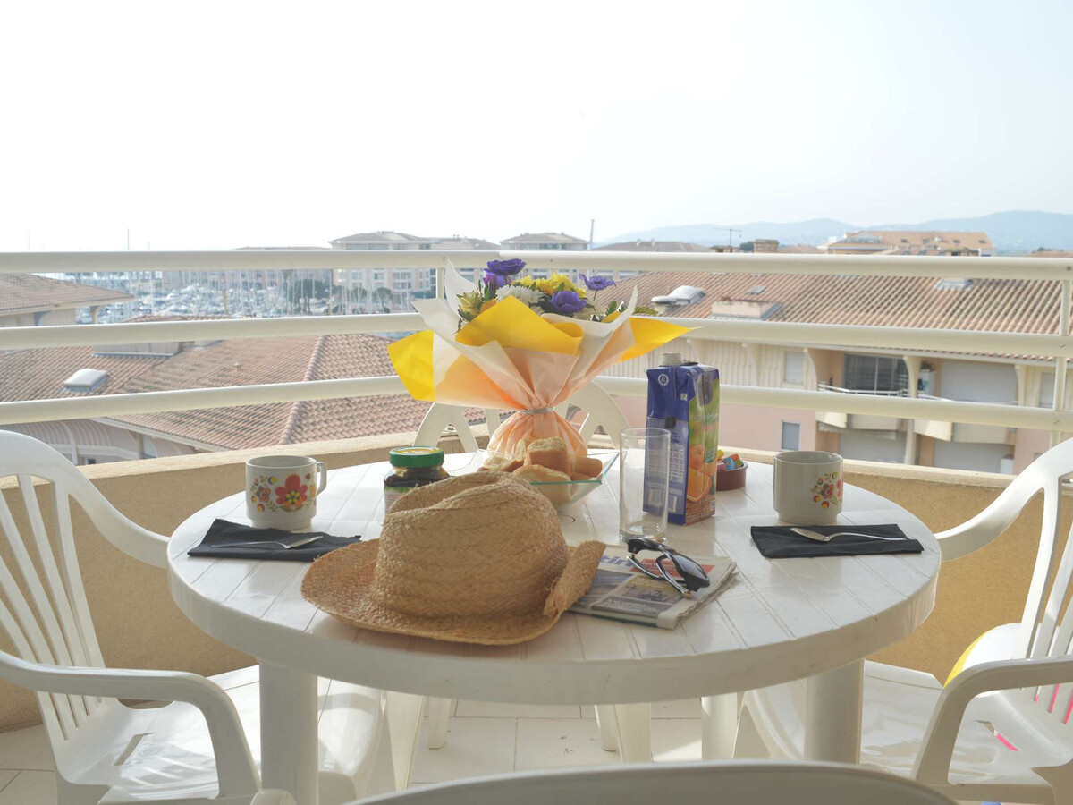 Appart 6e étage avec mezzanine, terrasse et vue port à Fréjus - Photo 10