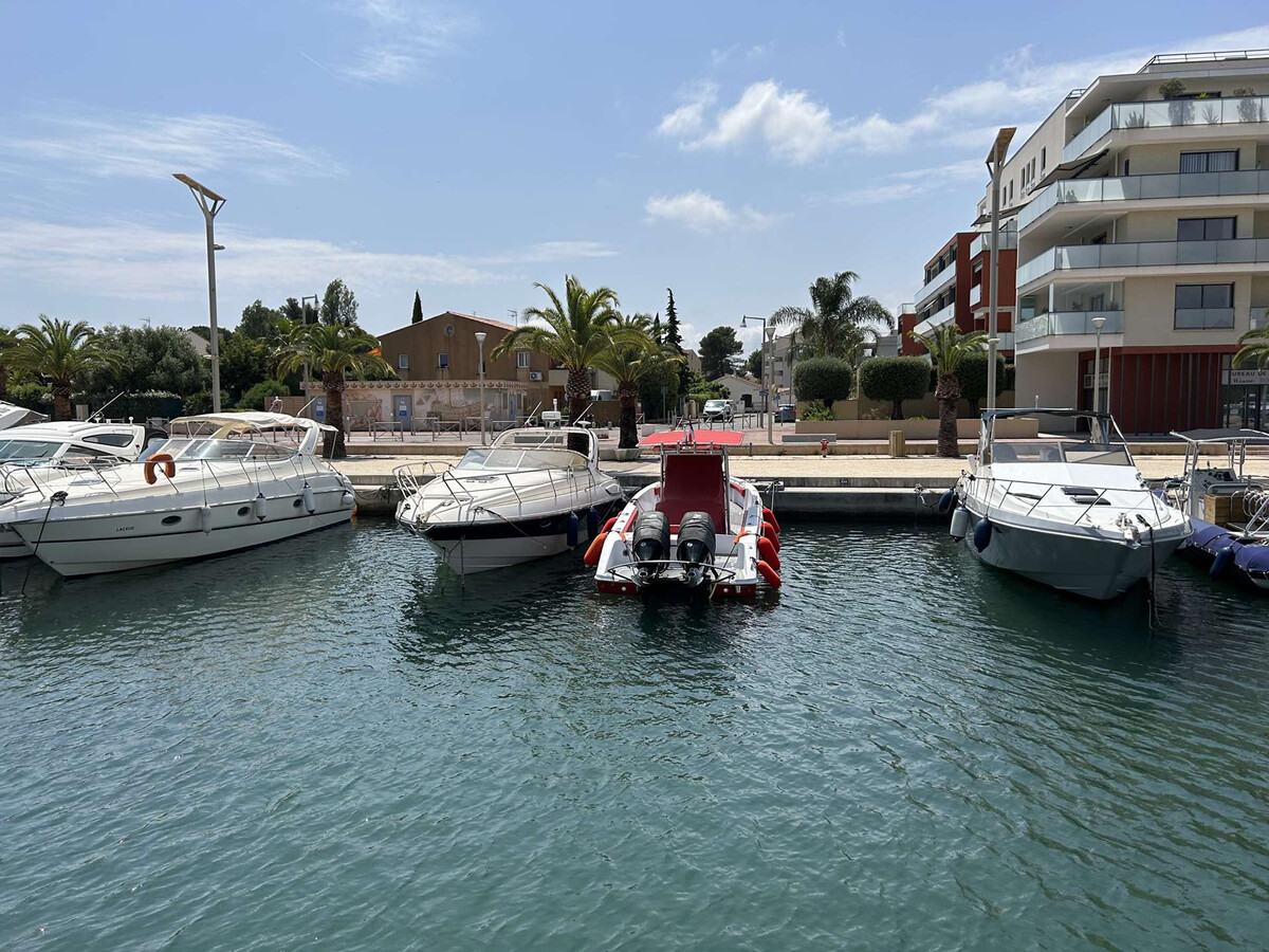 Appart 6e étage avec mezzanine, terrasse et vue port à Fréjus - Photo 13
