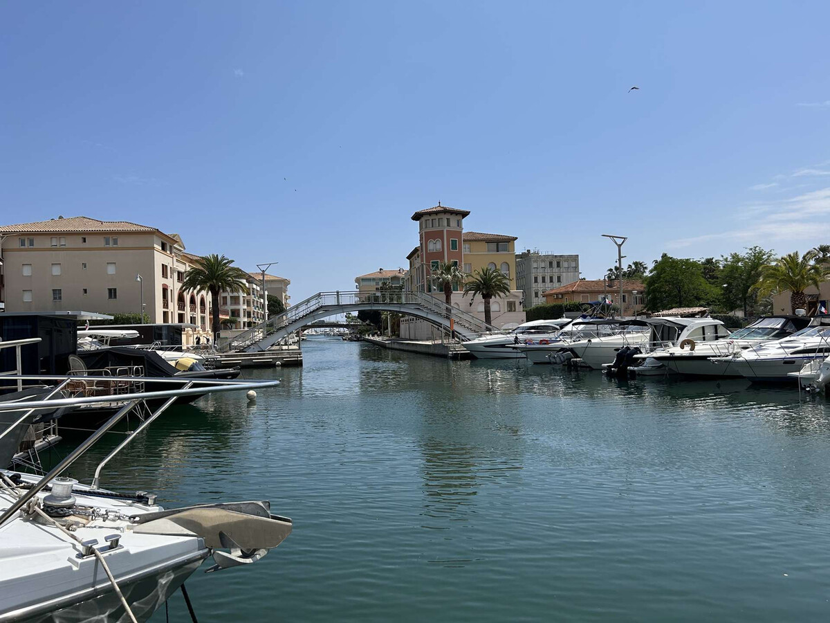 Appart 6e étage avec mezzanine, terrasse et vue port à Fréjus - Photo 14