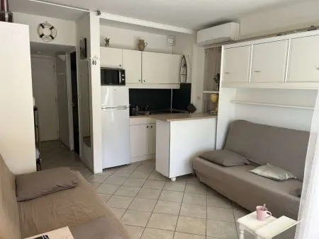 Location appartement à Port Camargue, Studio climatisé avec piscine et parking à Port Camargue