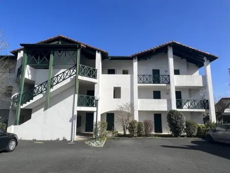 Location appartement à Cambo les Bains, Studio central Cambo avec terrasse et parking, animaux acceptés