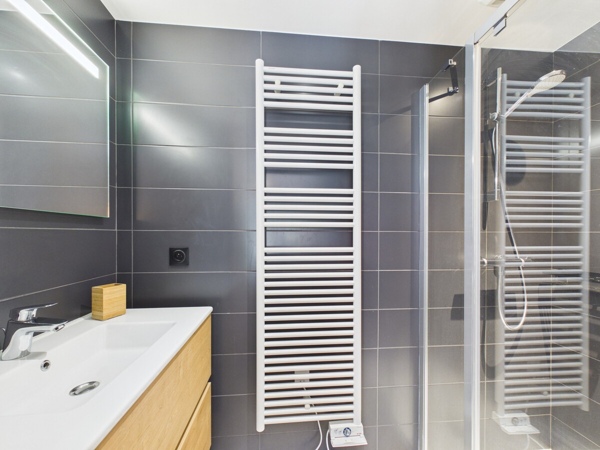 Duplex 86m² au cœur des Gets, 3 chambres, spa et parking - Photo 7