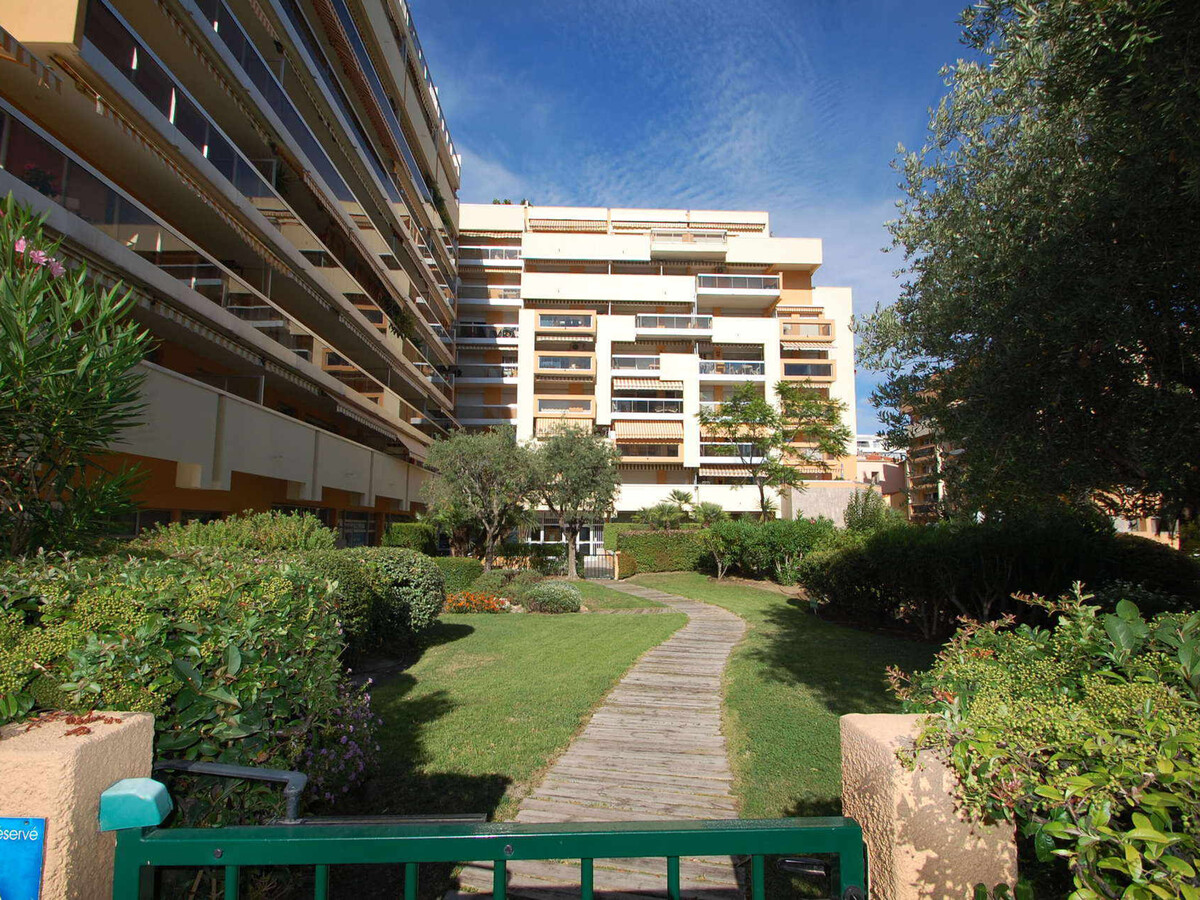 Grand studio climatisé avec alcôve et terrasse à Menton - Photo 13